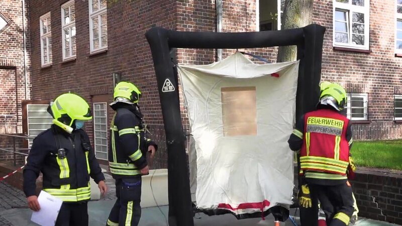 Ein Feuerwehrexperte berichtet über die Risiken und Belastungen, denen die Helfer:innen ausgesetzt sind. – Bild: DMAX