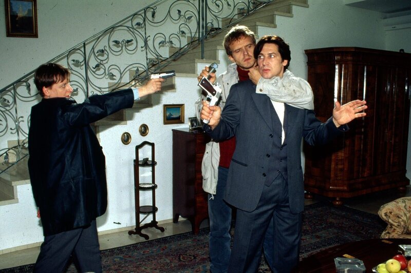 Der russische Killer Oleg Kiprov (Victor Schefe, M.) bedroht Kommissar Moser (Tobias Moretti, r.). Kann Böck (Heinz Weixelbraun, l.) den Gangster schachmatt setzen … – Bild: SAT.1