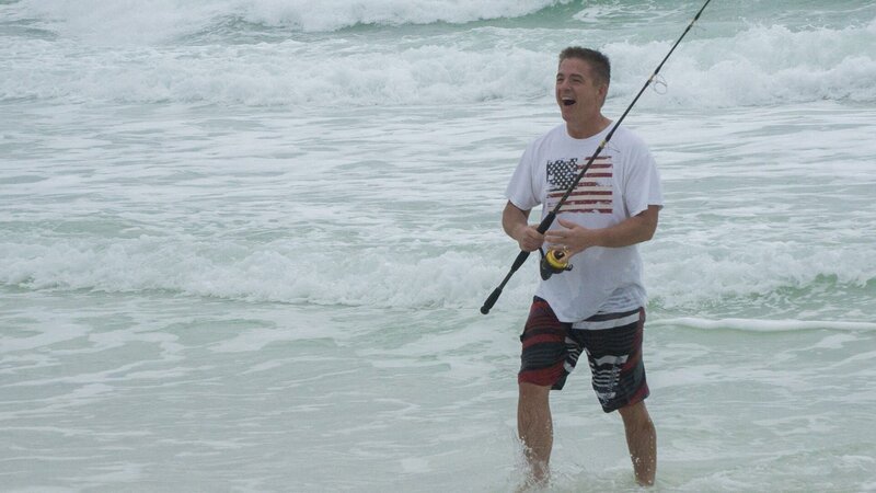 Homebuyer Tim laughs after a being knocked around by a big wave, as seen on HGTV’s Beach Hunters. – Bild: 2017,HGTV/​Scripps Networks, LLC. All Rights Reserved