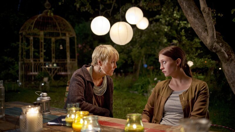 Mette Olsäter (Cecilia Nilsson, l.), die Leiterin der Mordkommission, unterstützt Olivia Rönning (Julia Ragnarsson, r.) nach bestem Wissen und Gewissen bei den Ermittlungen in dem Mordfall auf der Insel Nordkoster. – Bild: ZDF und Niklas Maupoix