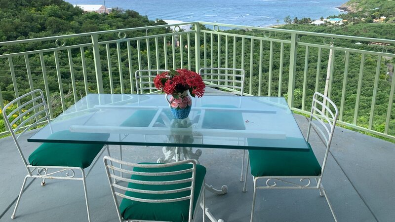 Patio of Sunrise Terrace, shown to clients Adams Hayne and Julie Hayne, in St. Croix, USVI, as seen on HGTV’s Caribbean Life. – Bild: Discovery, Inc. All Rights Reserved