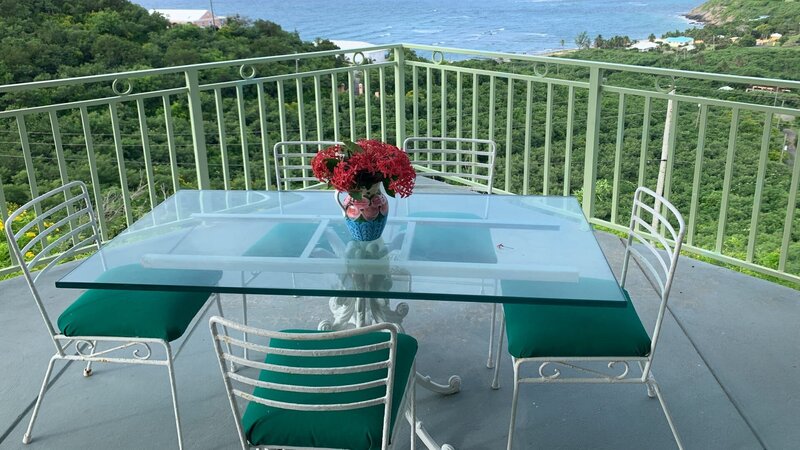 Patio of Sunrise Terrace, shown to clients Adams Hayne and Julie Hayne, in St. Croix, USVI, as seen on HGTV’s Caribbean Life. – Bild: Discovery, Inc. All Rights Reserved