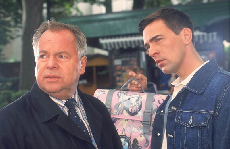 Auf dem Minigolfplatz, auf dem die kleine Melina kurz vor ihrem Tod mit Roth war, versuchen die Beamten Kehler (Wolfgang Bathke, li.) und Bonhoff (Wolfgang Krewe, re.) auf neue Hinweise zu stoßen. – Bild: MG RTL D /​ Rolf Baumgartne