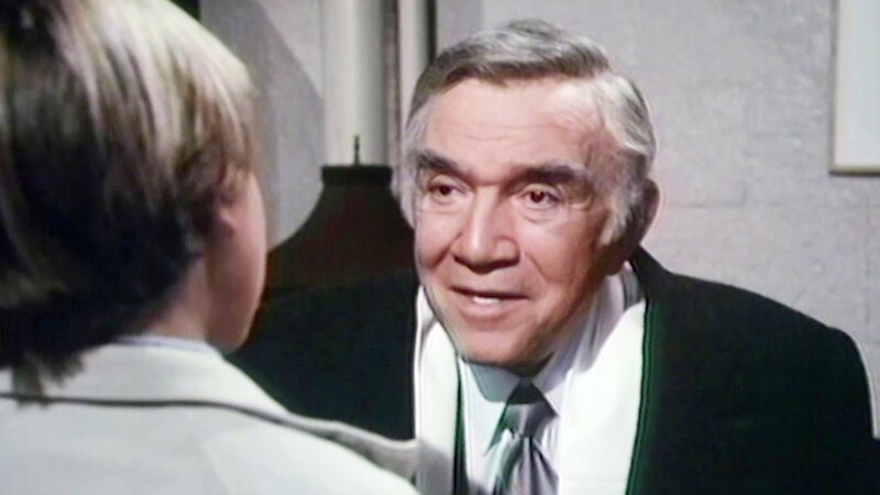 Die Erscheinung, Fred Fusco (Lorne Greene) und der kranke Junge Paul Garret (Scott Curtis) – Bild: Bibel TV