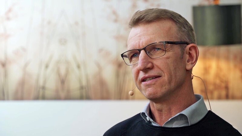 Nachdem Alex im Leben alles verloren hatte, durfte er noch einmal neu anfangen. – Bild: Bibel TV