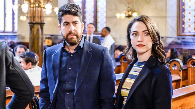 „Que Sera Sera“ – Miles, Cara and Rakesh finally come face to face with the elusive Henry Chase when the God Account sends Miles Simon Hayes’ name, on the first season finale of GOD FRIENDED ME. Pictured L to R: Adam Goldberg as Simon Hayes and Violett Beane as Cara Bloom. – Bild: CBS Broadcasting, Inc.