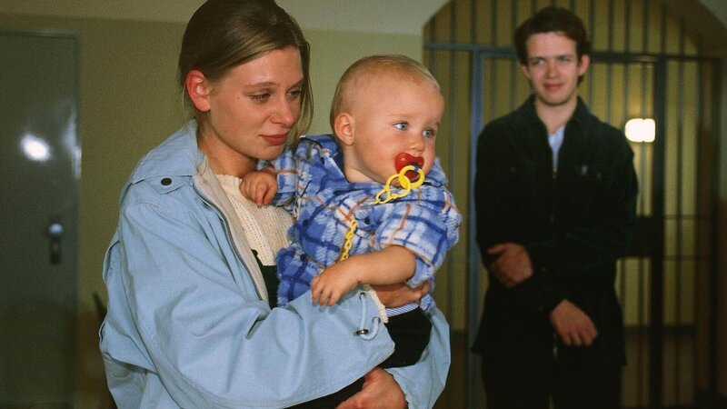 Alexander (Kai Buth) hat für Martina (Katja Strobel) etwas ganz Besonderes mitgebracht – ihren Sohn Oliver. – Bild: RTL