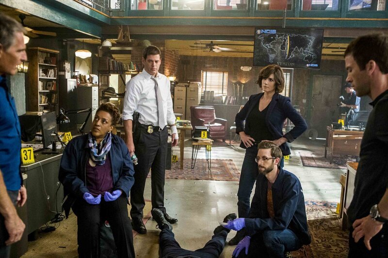 Als der Mann einer Verdächtigen im NCIS-Büro um sich schießt, müssen sich Pride (Scott Bakula, l.), Loretta (CCH Pounder, 2.v.l.), Agent Russo (Ivan Sergei, 3.v.l.), Brody (Zoe McLellan, 3.v.r.), Sebastian (Rob Kerkovich, 2.v.r.) und LaSalle (Lucas Black, r.) fragen, was wirklich hinter diesem Angriff steckt … – Bild: CBS Broadcasting, Inc.