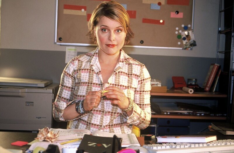 Biene (Isabel Tuengerthal) kann sich nur noch wundern. Auf einmal sind Sandra und Felix auch noch verheiratet … – Bild: SAT.1 /​ Hardy Spitz Eigenproduktionsbild frei