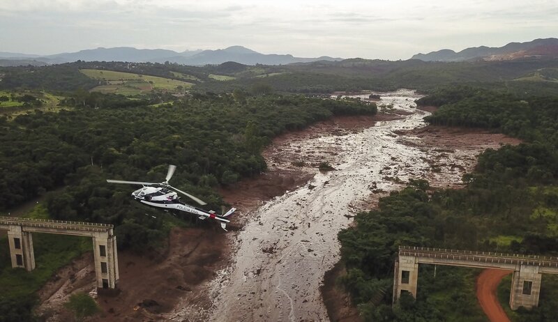 BRUMADINHO, BRAZIL – Aerial view mud-hit area in Corrego do Feijao near the town of Brumadinho in the state of Minas Gerias in southeastern Brazil, a day after the collapse of a dam at an iron-ore mine belonging to Brazil’s giant mining company Vale. It has been reported that at least nine people were killed and around 300 more are missing. – Bild: Getty Images