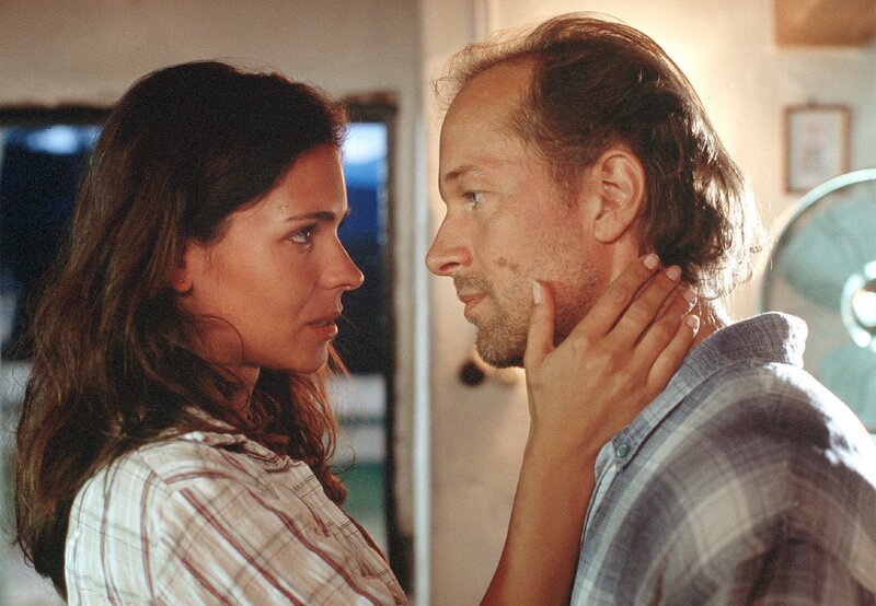 Steffi (Katja Woywood) und Paul (Jochen Horst) haben sich ernsthaft ineinander verliebt. – Bild: ARD Degeto/​Marco-Orlando Pichler