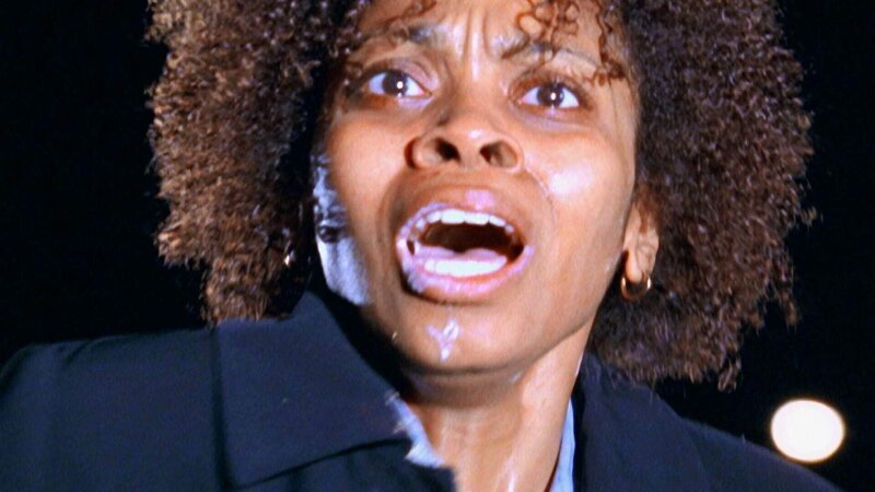 Danielle (Keisha Alfred) wird auf offener Straße überfahren. Ein Unfall? – Bild: MG RTL D