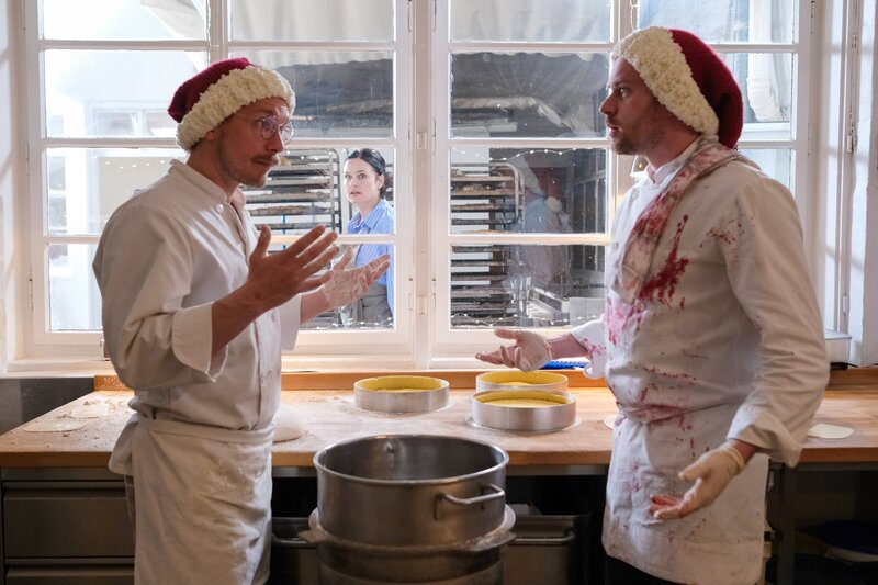 Weihnachtspäckchen ...haben alle zu tragen – Bild: ORF/​ZDF/​Kerstin Stelter