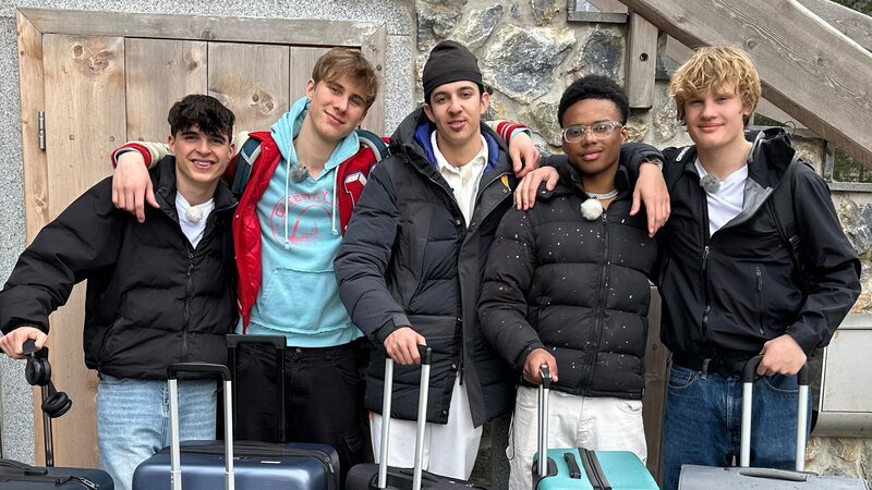 Zeit, Abschied zu nehmen! Für Nick, Luke, Lorian, Azad und Cay steht aber jetzt schon fest, dass sie sich bald wiedersehen. – Bild: ZDF/​Eva Beer
