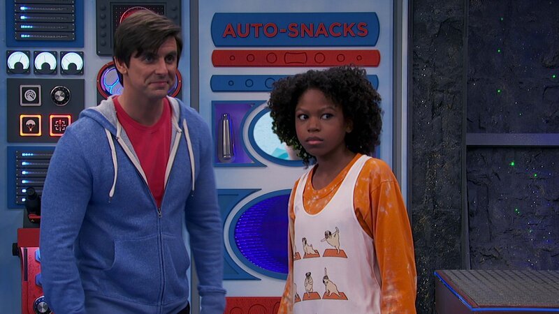 L-R: Captain Man /​ Ray Manchester (Cooper Barnes), Charlotte Page (Riele Downs) – Bild: ViacomCBS