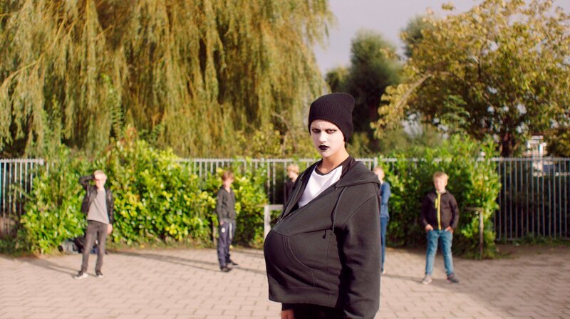 Kees (Ole Kroes) ist jetzt Gothic. – Bild: NDR/​NL Film