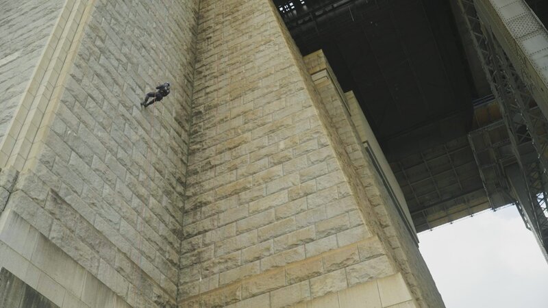 Ein Mitglied des Polizei-Rettungsteams klettert mit einem Seil die Wand hinunter. – Bild: Hat Trick International Limited