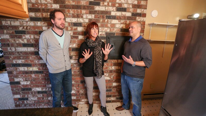 Homebuyer Brent tours the kitchen in the Whitehorn House with his friend, Jason, and real estate agent Lorrie Reaves, as seen on HGTV’s Beach Hunters. – Bild: WSP 6D DS1 /​ HGTV /​ HGTV/​Scripps Networks, LLC. All Rights Reserved