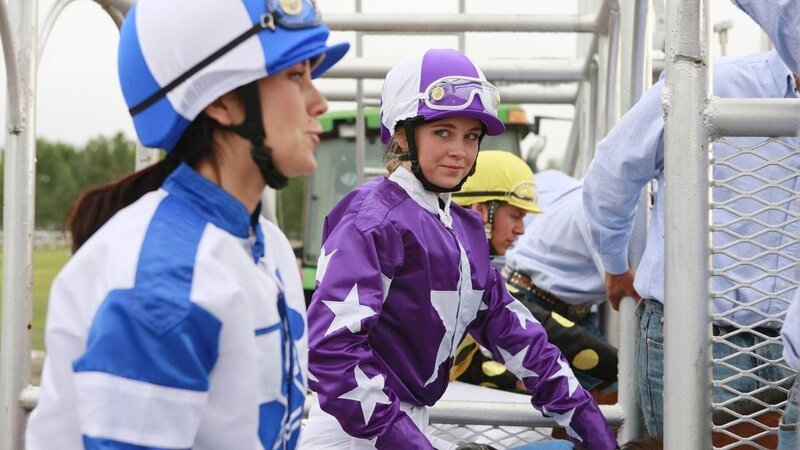 Tims Freundin Janice (Miranda Frigon, li.) und Amy (Amber Marshall) starten beim Hudson Derby gegen einander. – Bild: MG RTL D