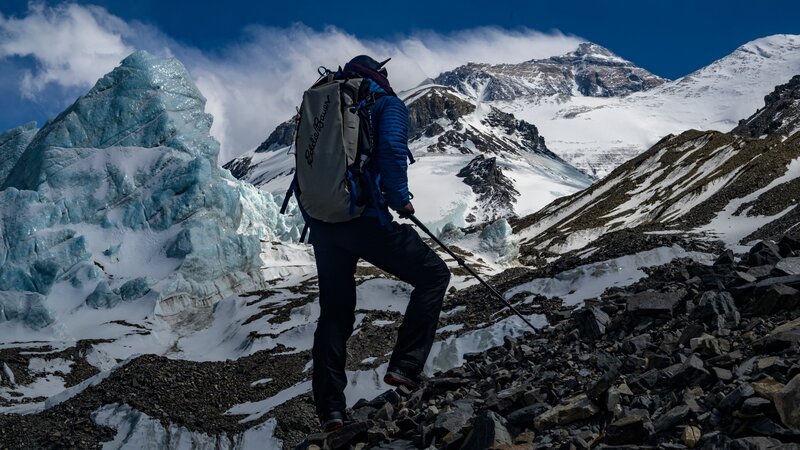Sid Pattison gazes at Mount Everest from the Northeast Fork of the Rongbuk Glacier while he and Jake Norton were searching for the 1924 Camp 2. – Bild: Jake Norton & MountainWorld Productions /​ Discovery Communications, LLC