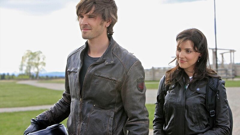 Nach mehrmonatiger Abwesenheit von Heartland bringt Ty (Graham Wardle) seine gute Bekannte Blair (Emma Lahana) mit auf die Ranch – Bild: MG RTL D