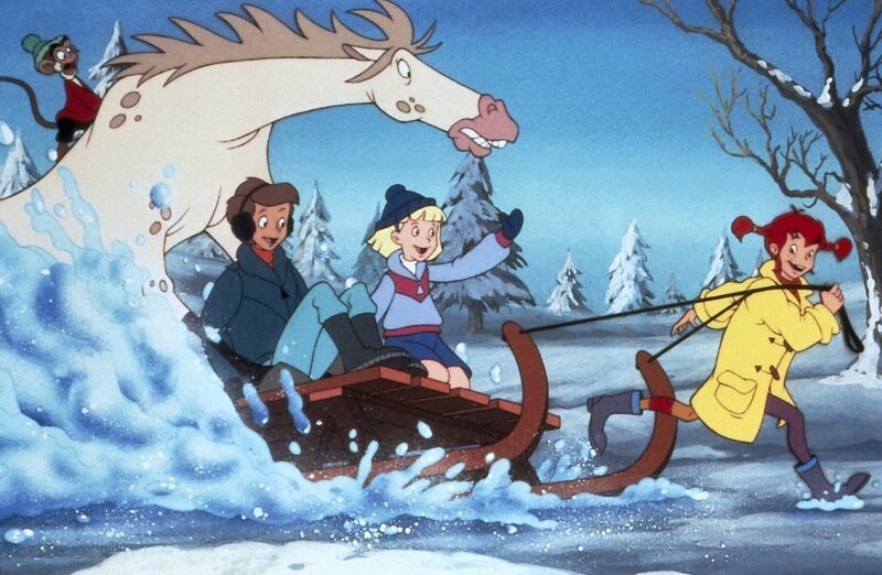 Pippis Pferd „Kleiner Onkel“ ist völlig fertig von Pippis Versuch, ihm Skispringen beizubringen. Also spannt sie sich selbst vor den Schlitten. – Bild: ZDF/​Taurus Film