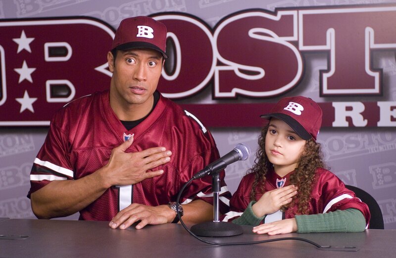 L-R: Joe Kingman (Dwayne „The Rock“ Johnson), Peyton Kelly (Madison Pettis) – Bild: RON PHILLIPS / ©Disney Enterprises, Inc. All rights reserved. L-R: Joe Kingman (Dwayne „The Rock“ Johnson), Peyton Kelly (Madison Pettis) – Bild: RON PHILLIPS / ©Disney Enterprises, Inc. All rights reserved.