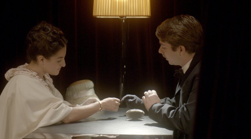 Eine Dame, die ein Armband anprobiert – Bild: ORF/​D 5 Produktion