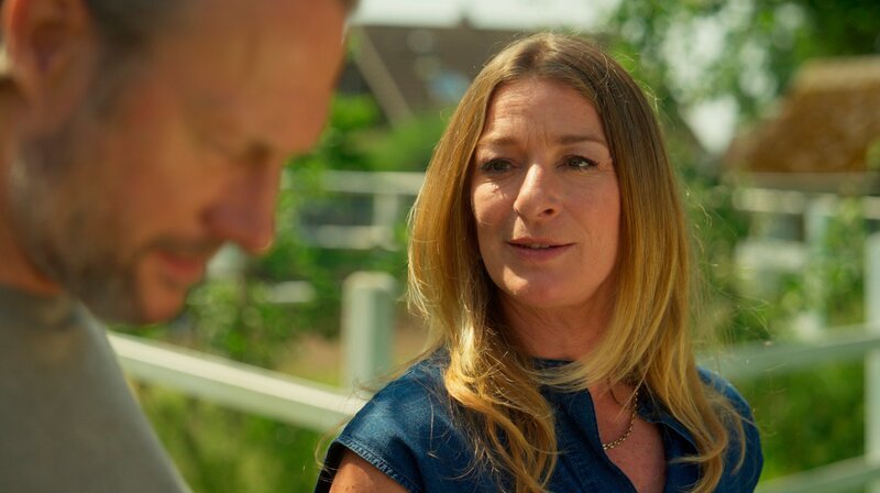 Carlas (Maria Fuchs m.) Plan, ein halbes Jahr in Lüneburg, ein halbes Jahr in Texas zu leben, steht. Doch weder Carla (Maria Fuchs m.) noch Michael (Hanno Friedrich) sind glücklich damit. – Bild: NDR