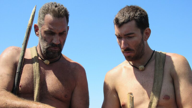 L-R: E.J. und Jeff sehen sich den Lageplan an. – Bild: Discovery Communications