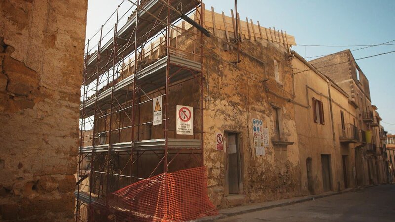 Lorraine reist aus New York nach Sizilien an, um die nächste Renovierungsrunde einzuläuten. Dieses Mal geht es um den ersten Stock – mit ihrem Schlafzimmer, dem Bad und einer wunderschönen Dachterrasse. Außerdem möchte Lorraine den Keller in einen Tischtennis-Raum für ihre Enkelkinder verwandeln. Lorraine lässt den alten Sambuca-Sandstein der italienischen Villa freilegen und plant einen historischen Look für die Räume mit rustikalen Steinböden sowie Möbeln und Wandleuchten im Vintage-Stil. Im Gegensatz dazu erhält das Badezimmer einen modernen Look. – Bild: HGTV