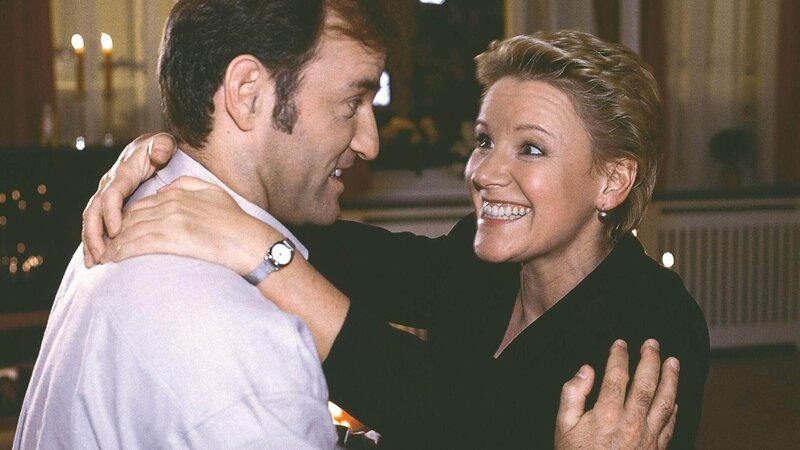 Nikola (Mariele Millowitsch) versucht Hannes (Mark Kuhn) zum Sex zu bewegen. – Bild: RTL