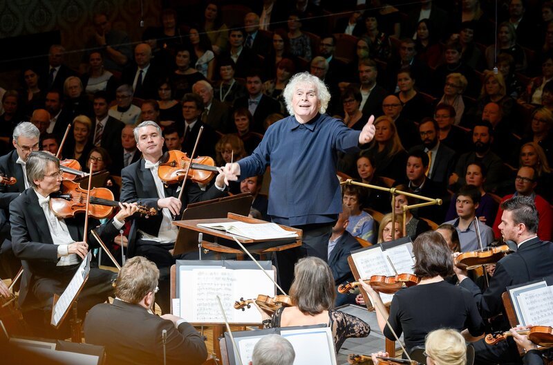 Seit 2024/​25 ist Sir Simon Rattle Erster Gastdirigent der Tschechischen Philharmonie. – Bild: Petra Hajská/​Ceská filharmonie