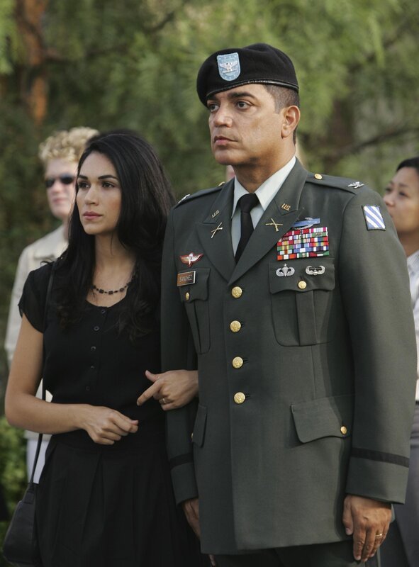 Zusammen mit Richard (Michael DeLorenzo, r.) nimmt Anna (Lela Loren, l.) an der Trauerfeier seines Sohnes, der ihr Ehemann war, teil. – Bild: ABC Studios