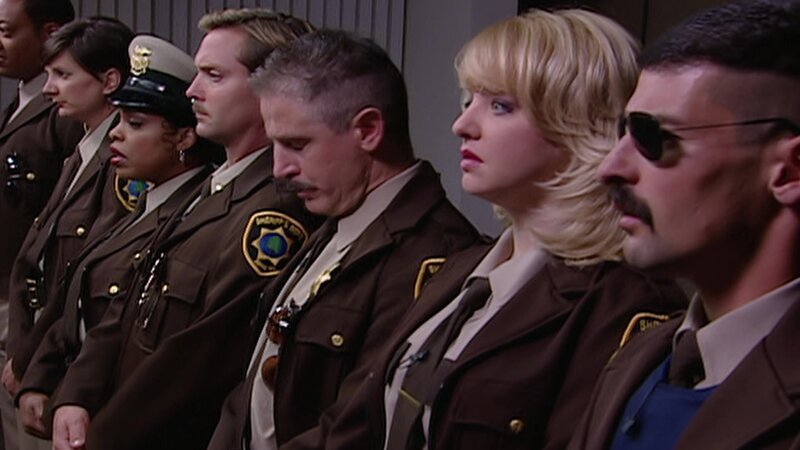 L-R: Deputy S. Jones (Cedric Yarbrough), Deputy Trudy Wiegel (Kerri Kenney), Deputy Raineesha Williams (Niecy Nash), Lieutenant Jim Dangle (Thomas Lennon), Deputy James Garcia (Carlos Alazraqui), Deputy Clementine Johnson (Wendi McLendon-Covey), Deputy Travis Junior (Robert Ben Garant) – Bild: ViacomCBS