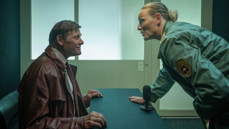 Maloney Üble Sache Folge 10 Die Polizistin geniesst die Abwesenheit ihres Chefs. Marcus Signer als Philip Maloney und Susanne Kunz als Polizistin Regie: Luca Ribler Produktion: C-Films AG Kamera: Ioan Gavriel Drehbuch: Fanny Nussbaumer – Bild: SRF/​Pascal Mora