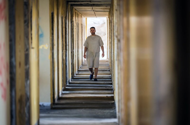 Conall (Dónall Ó Héalai) muss sich eigentlich von einer Schussverletzung erholen. Doch die Suche nach dem Täter geht weiter. – Bild: Chris Barr