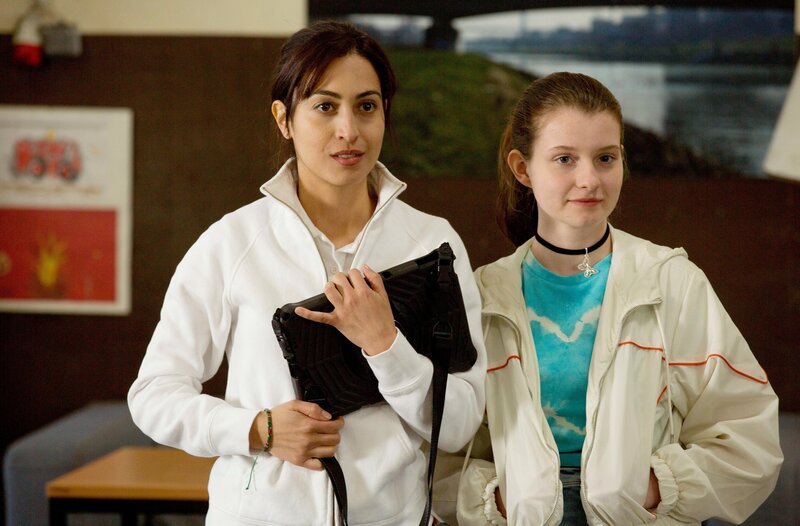 Nina (Sabrina Amali, l.) ist weiterhin eine wichtige Stütze für Emily (Mila Voigt, r.). – Bild: ARD/​Volker Roloff