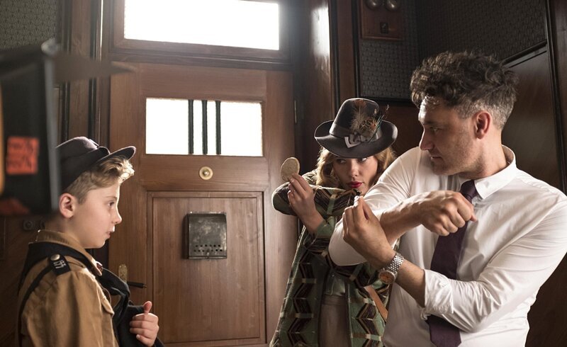 (From L-R): Jojo (Roman Griffin Davis), Rosie (Scarlett Johansson), and Writer/​Director Taika Waititi – Bild: PLURIMEDIA (The Walt Disney Company France /​ Twentieth Century Fox /​ TSG Entertainment /​ Piki Films /​ Defender Films /​ Czech Anglo Productions)