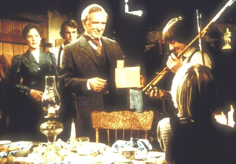 Elliott Reed (John McLiam, M.) hat seinen Enkelkindern Jeb (Kindsay Kennedy, 2.v.r.) und Jason (David Friedman, r.) Angelruten als Geschenk mitgebracht. Seine Tochter (Pamela Roylance, l.) und deren Ehemann John (Stan Ivar) freuen sich mit ihren Kindern. – Bild: Sat.1 Gold