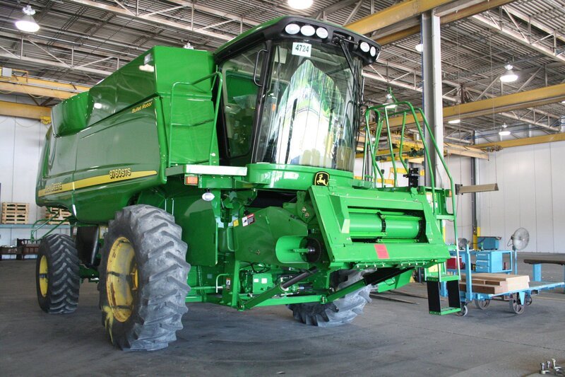 A completed Combine sits in the shipping dock, ready for the journey to its new home. – Bild: Michael Goode/​ National Geographic Chnnel