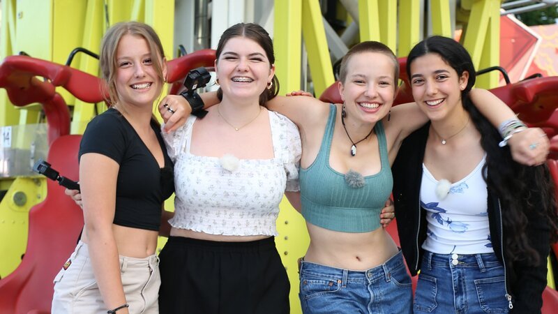 Hier noch fröhlich vereint beim Besuch des Praters – doch kurz darauf gibt es schlechte Nachrichten für die Mädels. – Bild: ZDF /​ E+U TV