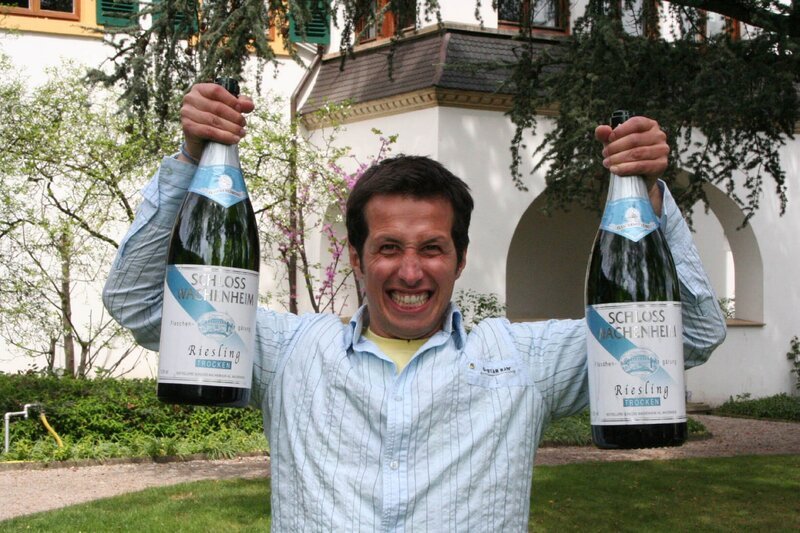 Willi in der Sektkellerei Schloss Wachenheim mit zwei Doppelmagnumflaschen. – Bild: BR/​megaherz gmbh