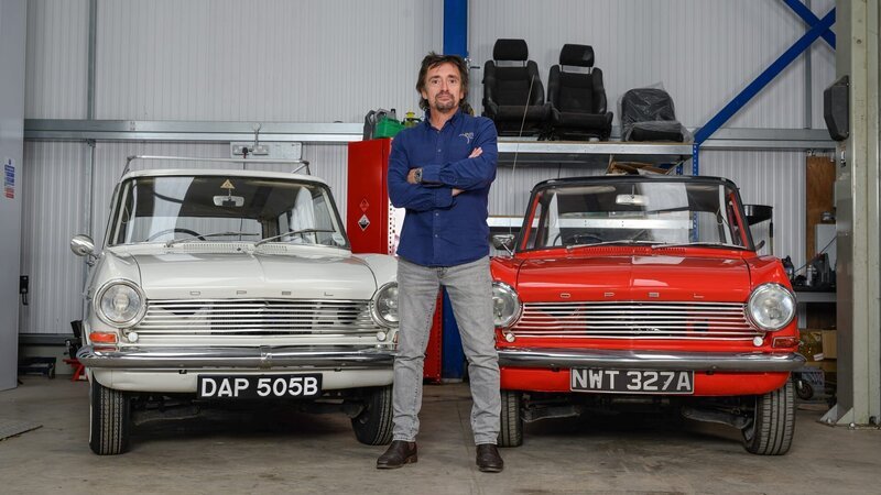 Richard with Daphne the new Kadett estate and red Opal Kadetts at The Smallest Cog – Bild: Warner Bros. Discovery, Inc. or its subsidiaries and affiliates