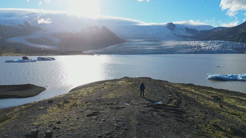 Auf dem Vatnajökull-Gletscher in Island will der Geologe Colin Devey herausfinden, wie sich die vergletscherte Erde von ihren Eismassen befreit hat. – Bild: THE HISTORY CHANNEL /​ ZDF Digital