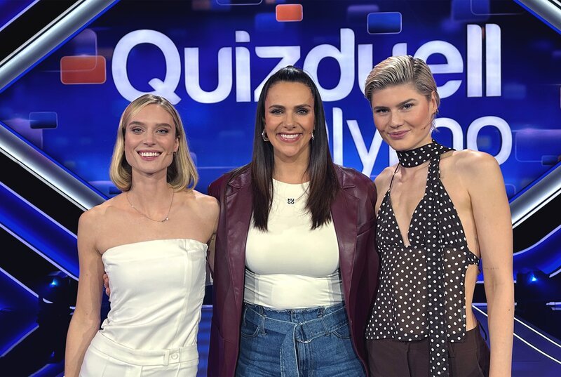 Moderatorin Esther Sedlaczek (M.) mit den Kandidatinnen des Teams „Topmodels“: Kim Hnizdo (l.) und Lea Oude (r.) – Bild: ARD/ITV Studios Moderatorin Esther Sedlaczek (M.) mit den Kandidatinnen des Teams „Topmodels“: Kim Hnizdo (l.) und Lea Oude (r.) – Bild: ARD/ITV Studios