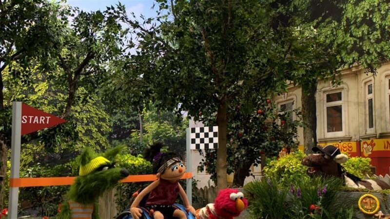 Wolf, Elin, Elmo und Pferd (von links) in „Die Sesampischen Spiele“ – Bild: NDR/​Sesame Workshop