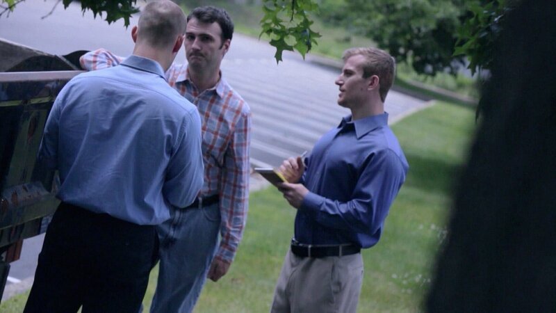 Men discussing amongst each other – Bild: Warner Bros. Discovery