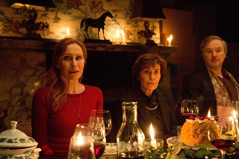 Beim festlichen Abendessen mit Denkmalschützerin Hella von Sternberg packt Gundula (Andrea Sawatzky, l.) das Grauen: Mit ihren verrückten Renovierungsvorstellungen gefährdet die liebe Familie alle weiteren Bauarbeiten. – Bild: ZDF und Volker Roloff