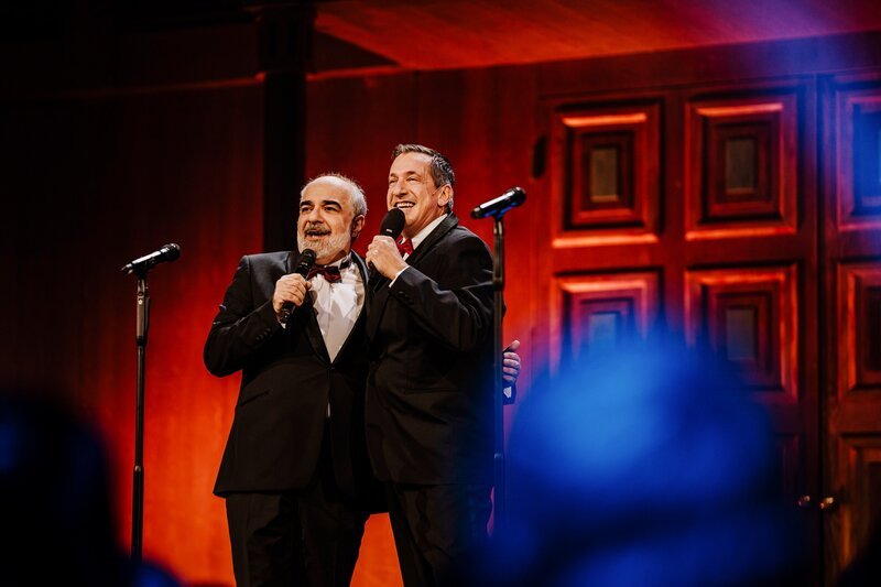 v.li.: Michael Niavarani und Viktor Gernot. – Bild: Hoanzl /​ ORF /​ Nadine Studeny